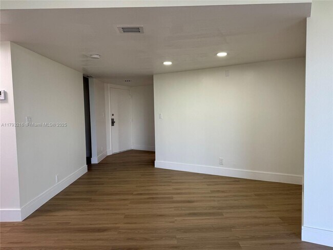 Foto del edificio - 3475 N Country Club Dr