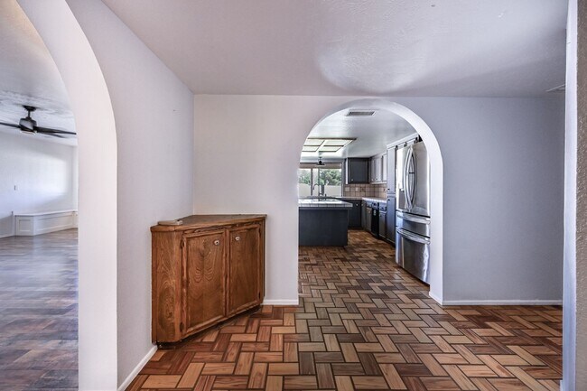 Foto del edificio - 4 bedroom /2 bath in NW neighborhood.