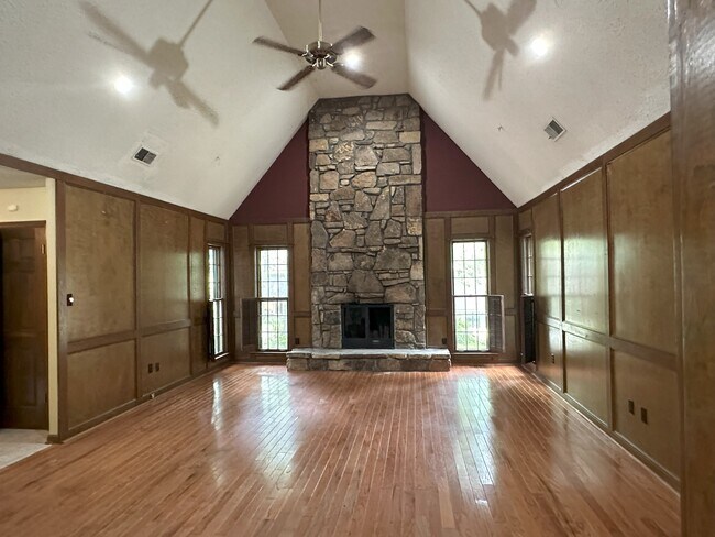 Building Photo - 145 Country Pl