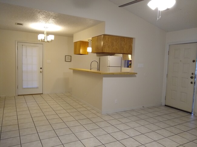 Kitchen and eating area - 12602 Teague Trl