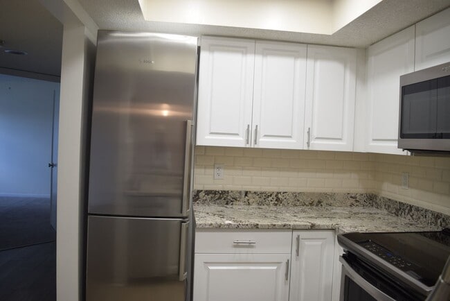 Building Photo - Updated 2 bed 2 bath condo in Midport II
