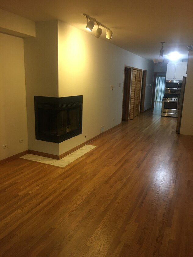 Primary Photo - 1064 N Marshfield Ave