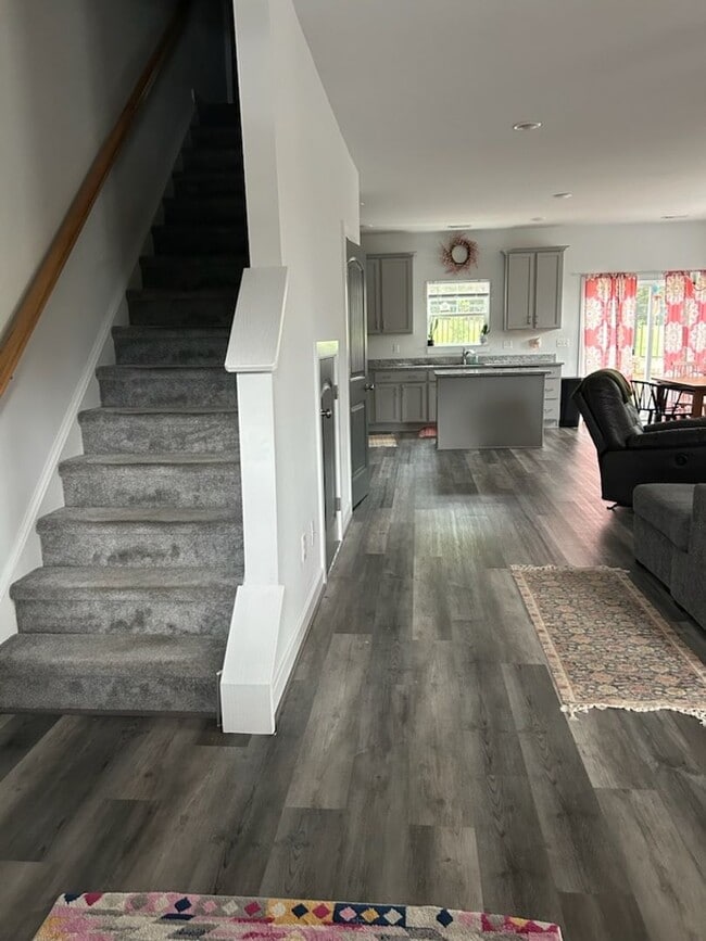 Building Photo - Desirable 3-bedroom, 2 1/2 bathroom townhome