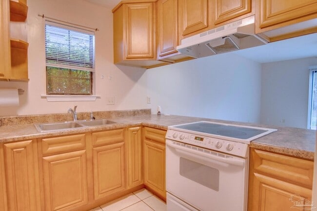 Building Photo - 8111 Stonebrook Dr