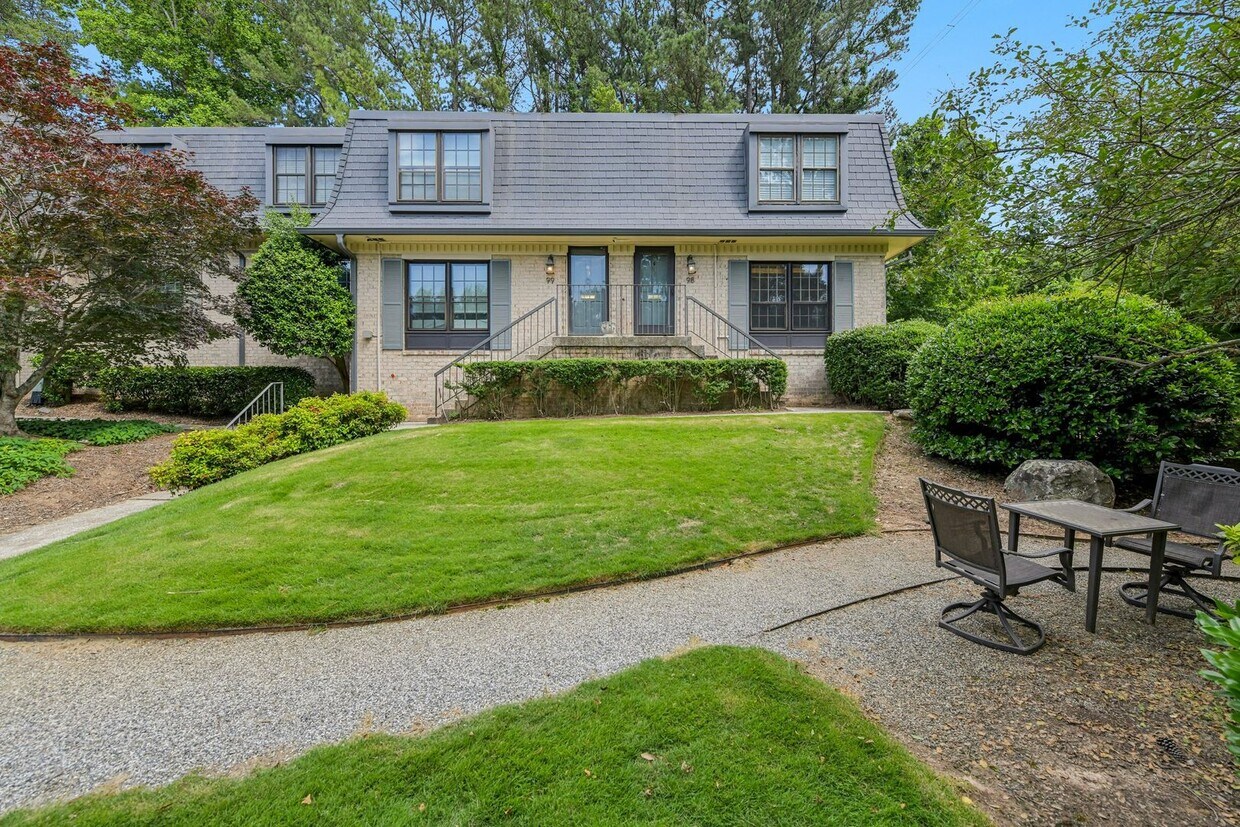 Foto principal - Updated 2BR/2.5BA Townhome in Gated West B...
