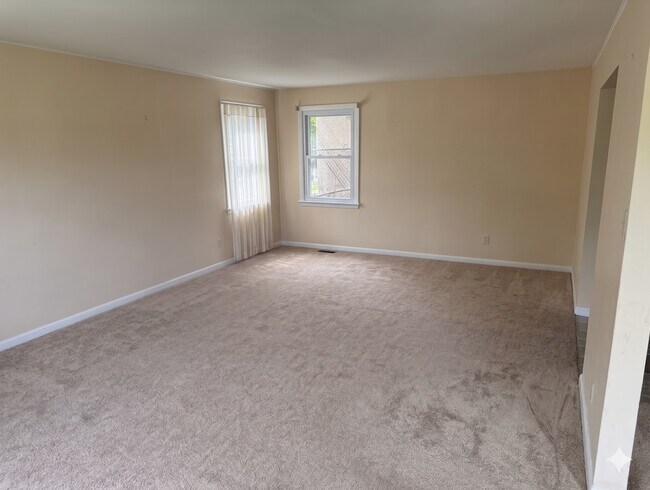 Building Photo - 0-17 Saddle River Rd