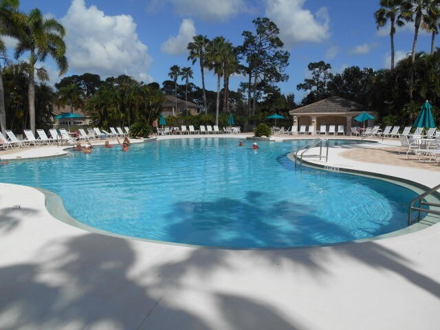 Foto del edificio - 2000 NW Courtyard Cir