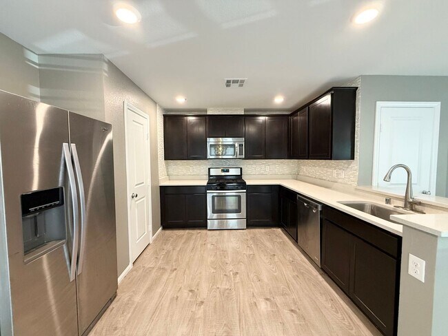 Building Photo - 3 BEDROOM 2 BATH HOME IN GATED COMMUNITY I...
