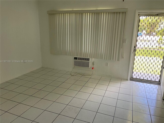 Foto del edificio - 101 NW 204th St