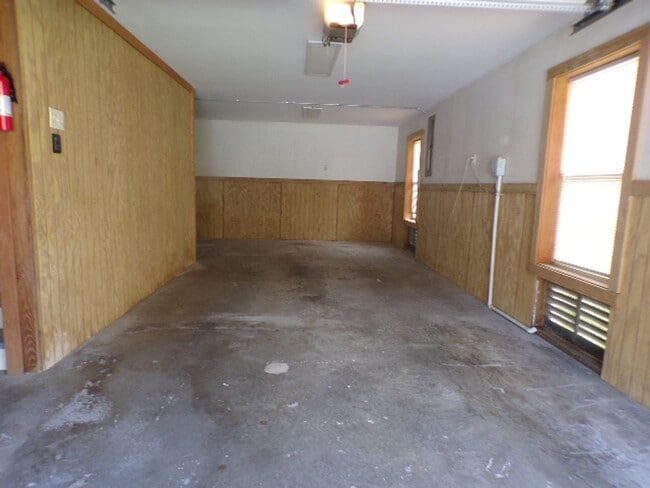 Building Photo - Adorable Home Located In Yacht Cove