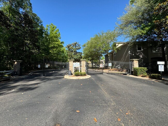 Building Photo - Move In Special! 1/2 Off 1st Months Rent