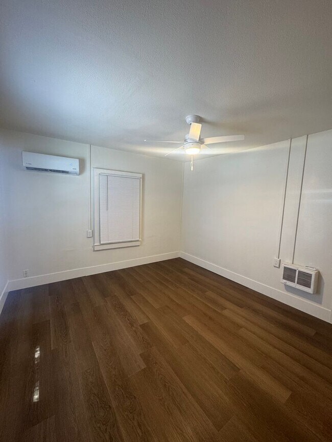 Foto del edificio - CHARMING 2 BED 1 BATH HOUSE WITH NEW FLOOR...