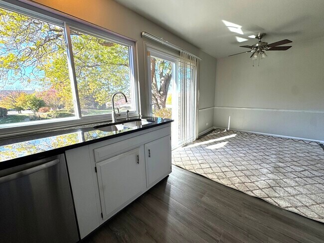 Foto del edificio - 1992 Holbrook Ln