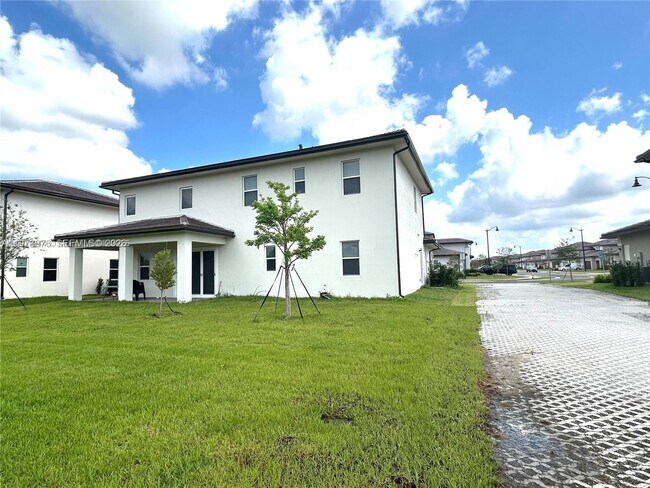 Building Photo - 12220 SW 44th Ct