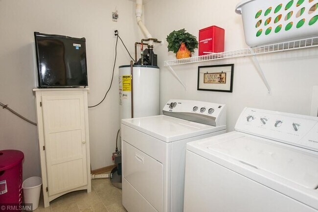 Building Photo - 1076 Hillvale Ave N