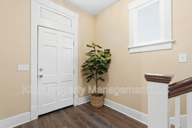 Building Photo - 716 W 38th St