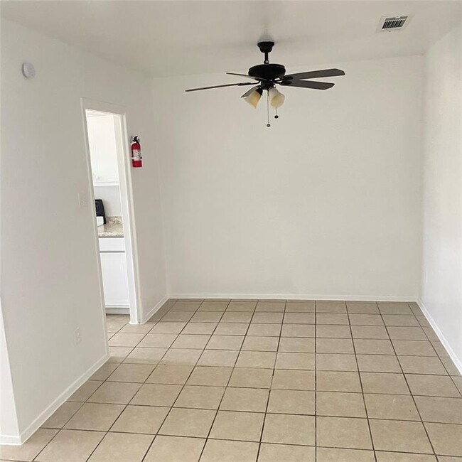 Foto del edificio - 5704 Edgemoor Dr