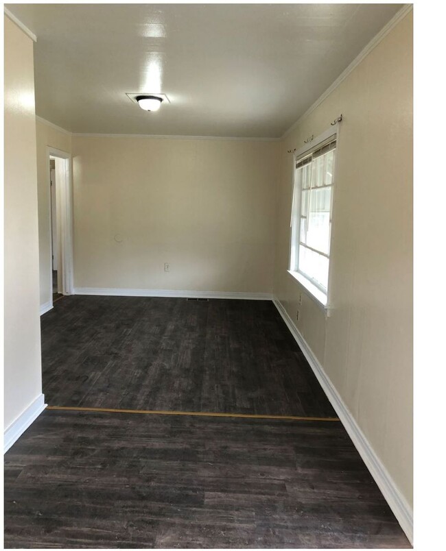 Building Photo - 3 Bedrooms and 1 Bathroom