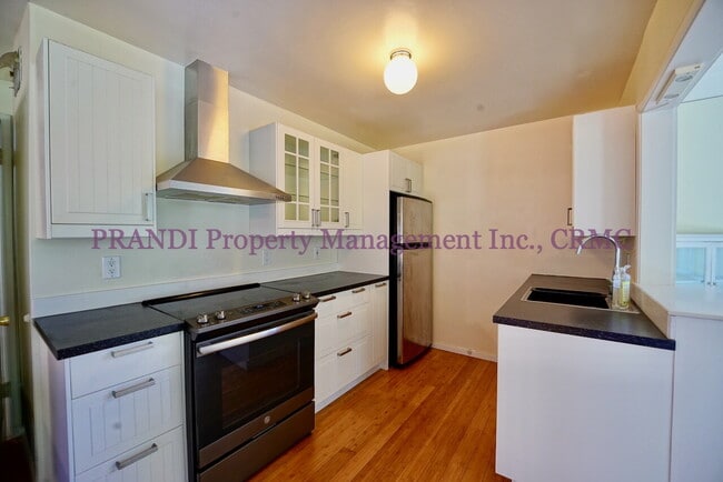 Building Photo - "Charming 3-Bedroom Oasis with 2 Full Bath...