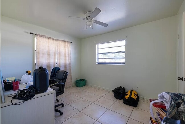 Building Photo - 932 W Jasmine Dr