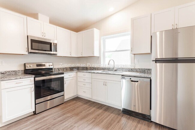 Building Photo - 2 br, 1 bath House - 740 W 7th Aly.