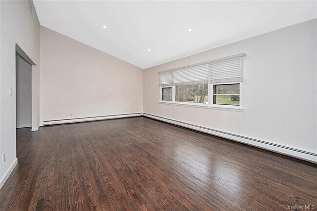 Foto del edificio - 74 Edgewood Rd