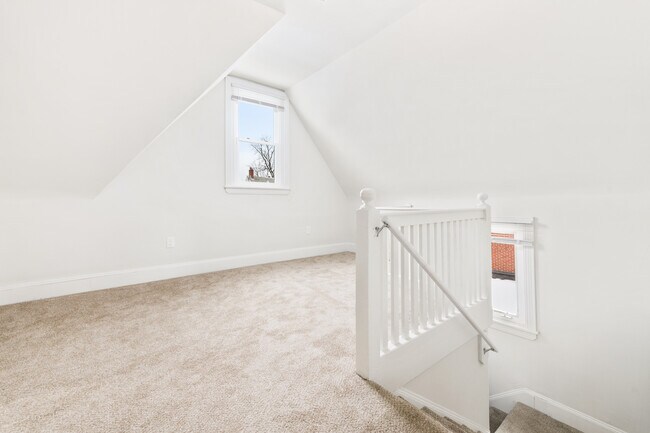 Living room - 412 W Miner St