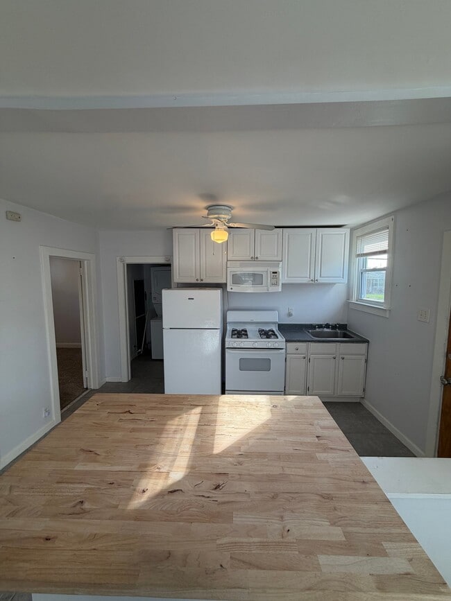 Building Photo - 38 Marple Ave