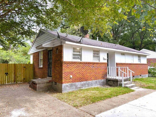 Building Photo - 1106 Stratford Rd