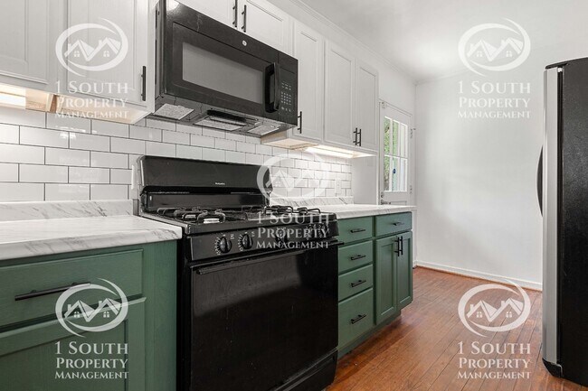 Building Photo - 300 Thornhill Cir