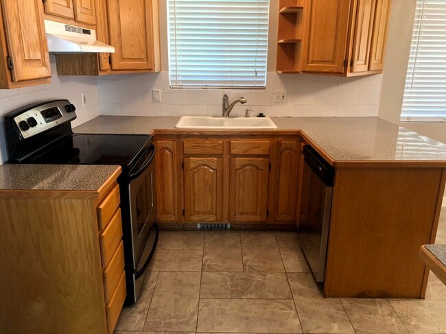 Building Photo - Beautiful 5 Bedroom, 2 Bath Home!