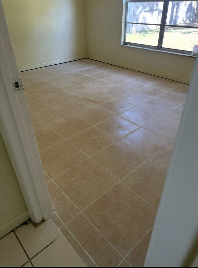 Building Photo - Beautiful 3 bedroom/ 2 bath in Poinciana. ...