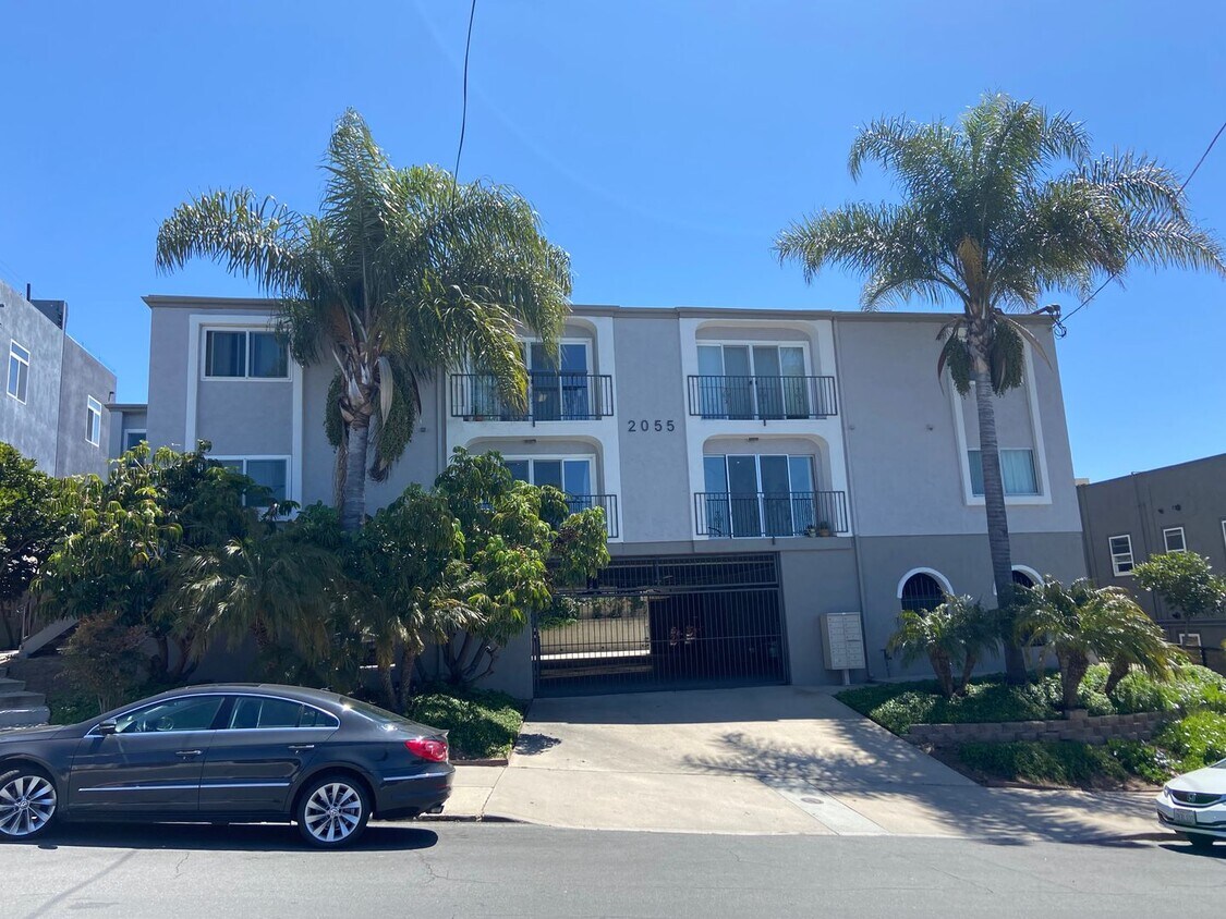 Foto principal - 2 Bed 2 Bath with Remodeled Bathrooms! Wat...