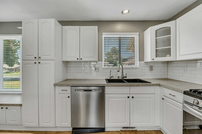 Building Photo - 225 W 750 S