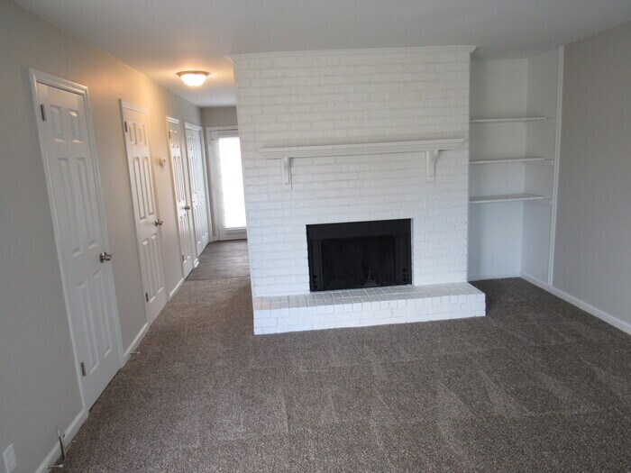 Building Photo - Townhome with lots of renovations, central...