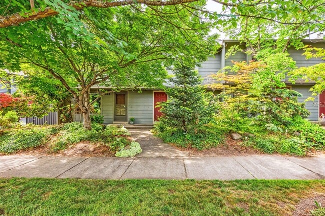 Building Photo - Renovated two bedroom townhouse near downt...