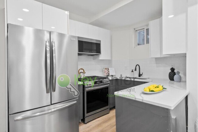 Foto del edificio - Rare Renovated 3BR/2BA Townhouse with Private Yard & NYC Views