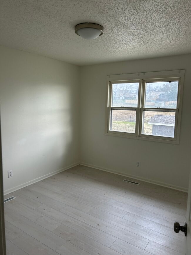 Foto del edificio - 4645 E Oakwood Dr