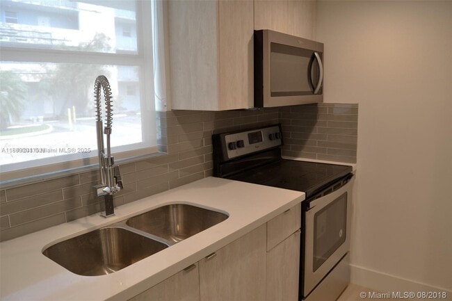 Building Photo - 9375 Fontainebleau Blvd
