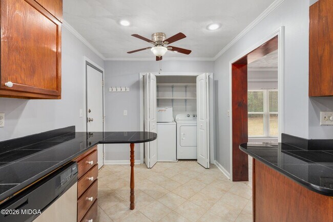 Foto del edificio - 1496 Wesleyan Dr