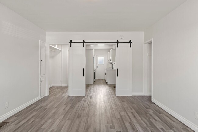 Foto del edificio - 150-154 W Hillcrest Blvd