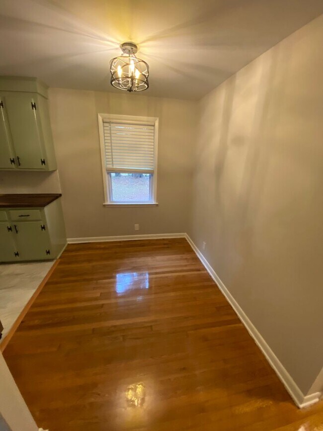 Building Photo - Newly Renovated! 3 BR/1.5 Bathroom, Single...