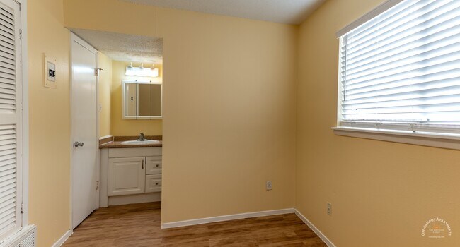 Dormitorio adjunto al baño. - Monticello Apartments Hyde Park