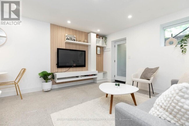 Building Photo - 55 Dearbourne Ave
