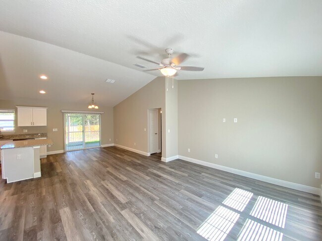 Building Photo - Custom Home - Desirable SE Ocala Neighborhood 3/2/2 **Won't Last**