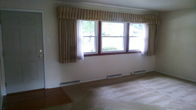 Building Photo - 550 Old Orchard Lane
