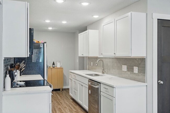 Building Photo - 927-933 Park Ave W