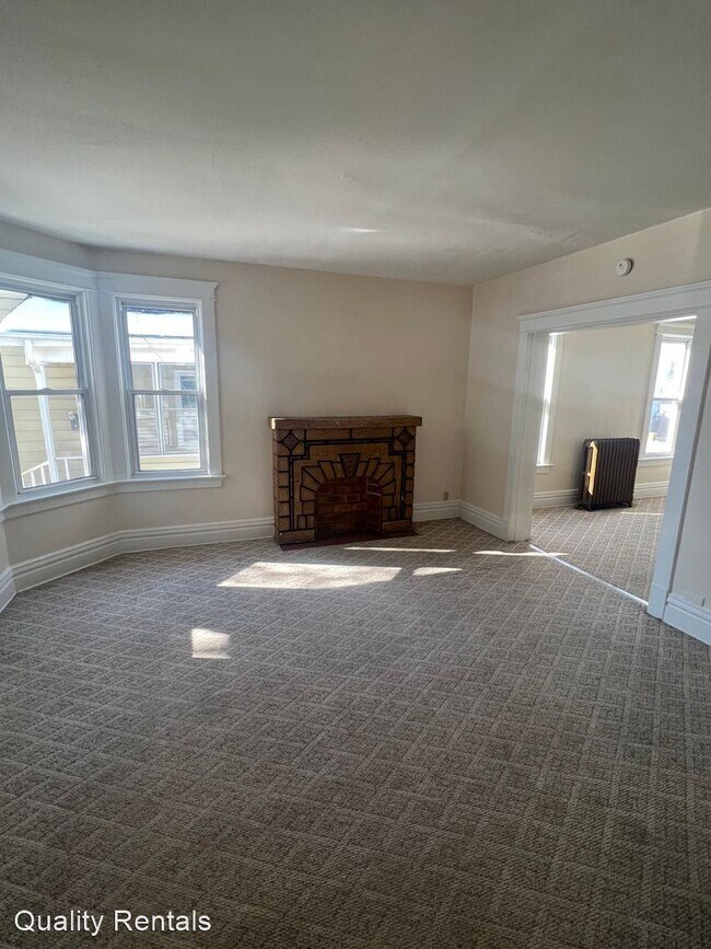 Building Photo - 4 br, 1 bath House - 432 E 4TH