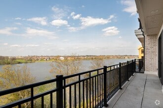 Building Photo - 1024 Club View Dr