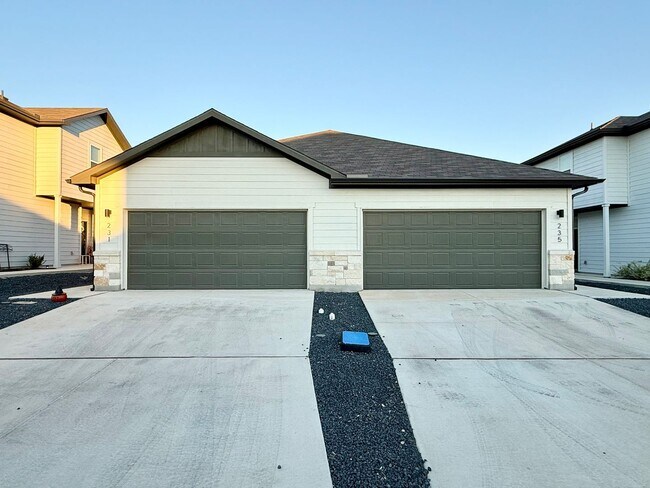 Building Photo - Want luxury living in the Far West ...Look...